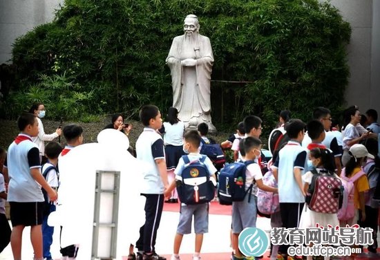 资料图：某小学校园里的孔子雕塑。王东明 摄